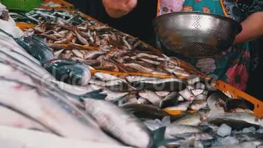 女售货员在一个街头鱼市卖冰鲜鱼。 <strong>海鲜店</strong>展示